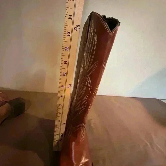 STEVE MADDEN BOOTS {size Unknown}with measuring tap 10” some marks and peeling - Picture 12 of 13